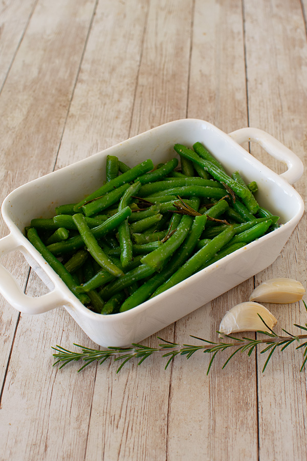 Really Easy Rosemary Green Beans - Easy Shmeezy Recipes